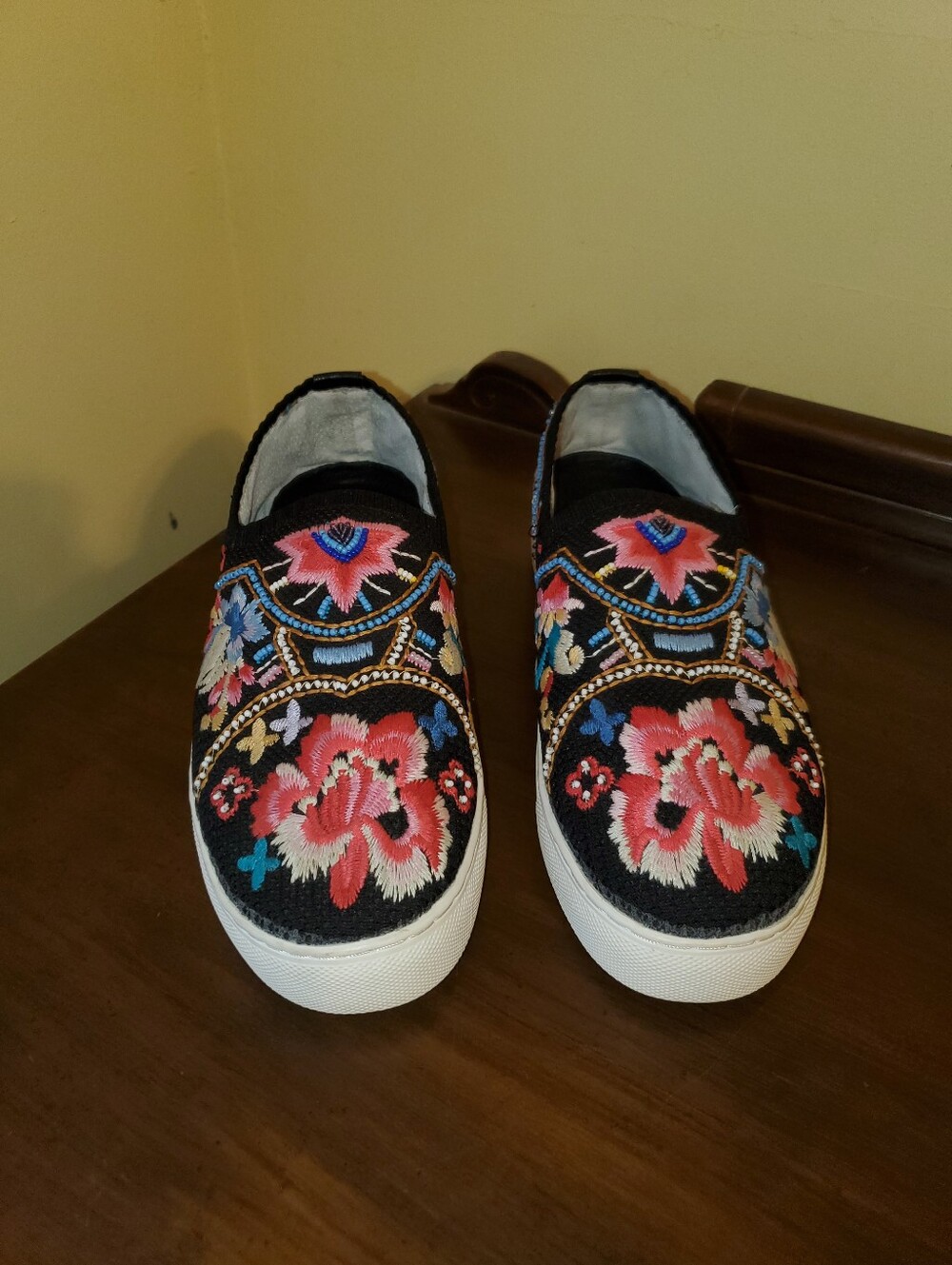 Johnny Was Festival Beaded Embroidered Floral Slip-On Sneakers Shoes Sz 9.5